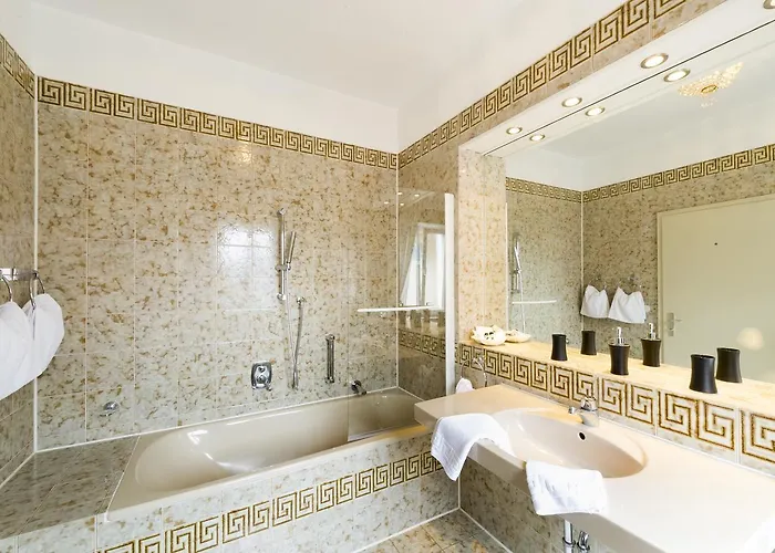 מלון Alte Post 3*